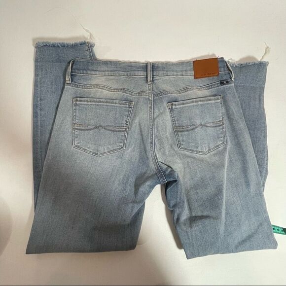 Lucky brand distressed broken in light wash jeans Charlie Skinny size 8… - Picture 5 of 9